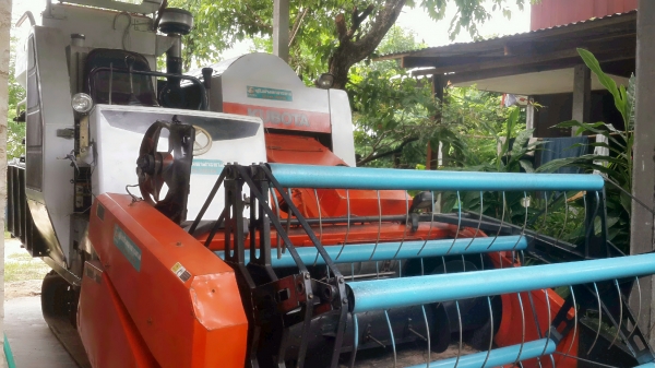 ขายรถเกี่ยวข้าว คูโบต้า รุ่น DC 60  ปี 2552  ด่วน