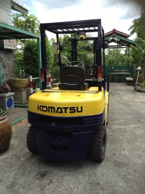 +++ ขายโฟล์คลิฟท์  KOMATSU FD25-11  ขนาด  2.5  ตัน  เครื่องยนต์ดีเซล  เสา  3  เมตร  เกียร์ธรรมดา  งา 1,070  มม.  ยางตัน