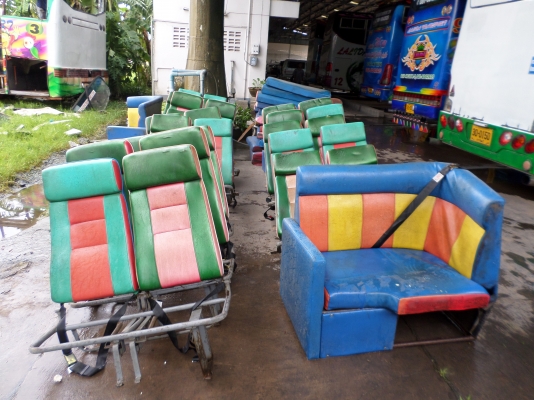 ขายเบาะนั่งพร้อมโซฟาท้ายและเข็มขัดนิรภัยของรถบัสพัดลม