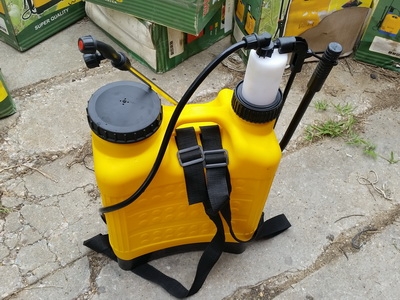ของใหม่เราก็นำเข้าจากใต้หวันมาครับ อันนี้เป็น เครื่องฉีดพ่นยา แบบสะพาย ขนาด 18 ลิตร ถังหนาพิเศษ