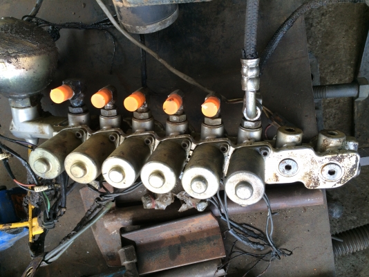 ขายเซลีนอยส์ 1 ชุด KOMATSU PC200 รุ่น 7 ราคา45000 บาท