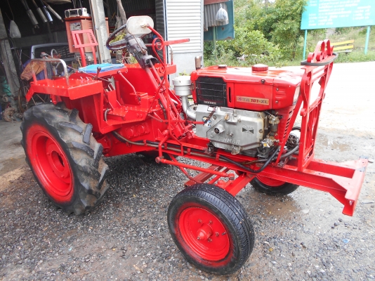 เครื่องจักกลตัวจริญพร้อมเครื่องสวย ๆ เครื่อง 18 แรง