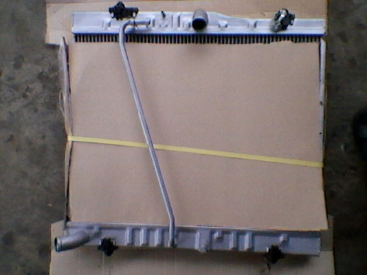 หม้อน้ำรถตู้คอมมูเตอร์ ตัวเบนซิน2.7 ของใหม่อลูมิเนียมทั้งใบ 3000บาทอยู่ดอนเมืองTEL0890671028 ID line arnat1028