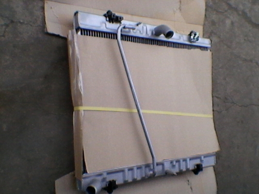 หม้อน้ำรถตู้คอมมูเตอร์ ตัวเบนซิน2.7 ของใหม่อลูมิเนียมทั้งใบ 3000บาทอยู่ดอนเมืองTEL0890671028 ID line arnat1028