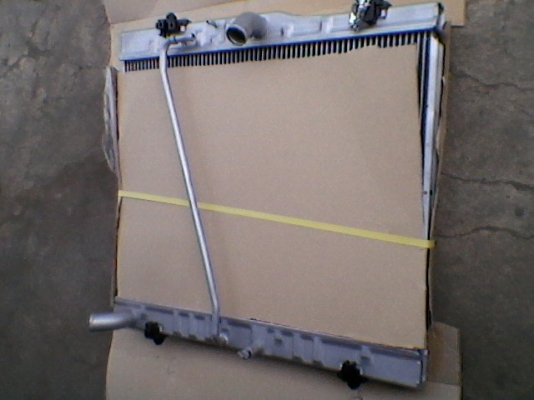 หม้อน้ำรถตู้คอมมูเตอร์ ตัวเบนซิน2.7 ของใหม่อลูมิเนียมทั้งใบ 3000บาทอยู่ดอนเมืองTEL0890671028 ID line arnat1028