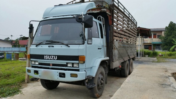 รถอีซูซุ 10 ล้อ หลังถนน FVM  195 แรงม้า. ปี 37   สนใจติดต่อ  081 - 6079515