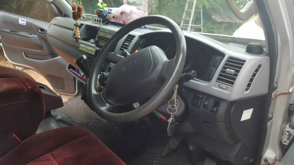 ขายรถตู้ TOYOTA COMUTER ปี 2006/2549 สภาพสวยพร้อมใช้ แต่ง VIP เครื่องเสียงครบ ทะเบียนพร้อมโอน ราคาต่อรองได้