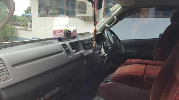 ขายรถตู้ TOYOTA COMUTER ปี 2006/2549 สภาพสวยพร้อมใช้ แต่ง VIP เครื่องเสียงครบ ทะเบียนพร้อมโอน ราคาต่อรองได้