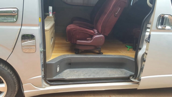 ขายรถตู้ TOYOTA COMUTER ปี 2006/2549 สภาพสวยพร้อมใช้ แต่ง VIP เครื่องเสียงครบ ทะเบียนพร้อมโอน ราคาต่อรองได้