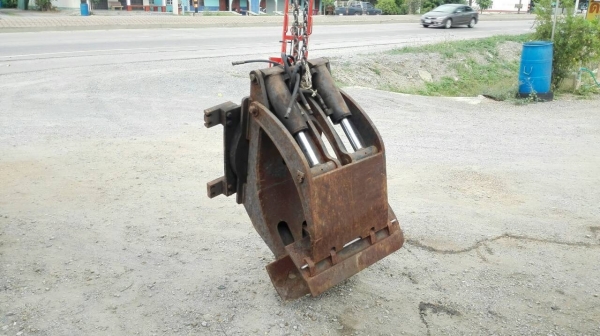 ****** Sold Out!! ****** ตัวคีบไฮดรอลิคอิสระ หมุนรอบตัวได้ คีบเหล็ก คีบไม้ มีมอเตอร์ตัวเดินในตัว โทร 089-2499-123 นครปฐม