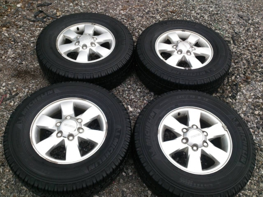ขายแม็กIsuzu 6รูขอบ16 พร้อมยาง มิชลิน 245/70R16 ยางปี10 สวยๆ จำนวน 1 ชุด 4600