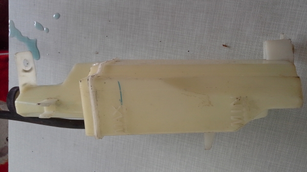 กระป๋องพักน้ำนิสสันมาร์ชถอดสวยครับ