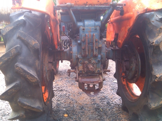 ขายรถไถแอล 1801แรง  3สูบตัวเปล่าเครื่องดีครับพีทีโอยังยังใช้งานไดทุกระบบกอครับย่าง