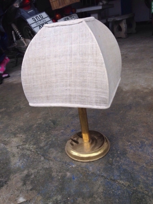 โคมไฟทองเหลือง