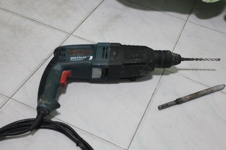 สว่านโรตารี่ BOSCH รุ่น 2-26 DE  ทำงาน 3 ระบบ เจาะธรรดา เจาะกระแทกคอนกรีต และระบบสกัดคอนกรีต  สภาพพร้อมใช้งานครับ