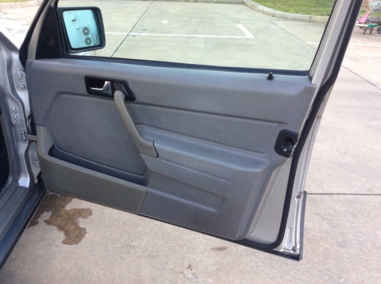 ขายรถเบนส์ 190E ปี92 เครื่องเดิม 1.8 เกียร์ออโต้ เพาเวอร์ ไฟฟ้าทั้งคัน ภายในเบาะหนังสวยสะอาด แอร์เย็น ตัวถังเดิมๆสีสวยทรงดี แม็ก8ช่อง ขอบ16" ยางใหม่ รถขับดี ช่วงล่างแน่น รถสวยพร้อมใช้ครับ