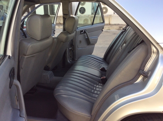 ขายรถเบนส์ 190E ปี92 เครื่องเดิม 1.8 เกียร์ออโต้ เพาเวอร์ ไฟฟ้าทั้งคัน ภายในเบาะหนังสวยสะอาด แอร์เย็น ตัวถังเดิมๆสีสวยทรงดี แม็ก8ช่อง ขอบ16" ยางใหม่ รถขับดี ช่วงล่างแน่น รถสวยพร้อมใช้ครับ