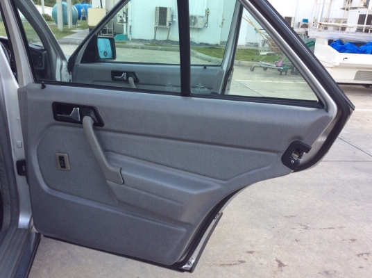 ขายรถเบนส์ 190E ปี92 เครื่องเดิม 1.8 เกียร์ออโต้ เพาเวอร์ ไฟฟ้าทั้งคัน ภายในเบาะหนังสวยสะอาด แอร์เย็น ตัวถังเดิมๆสีสวยทรงดี แม็ก8ช่อง ขอบ16" ยางใหม่ รถขับดี ช่วงล่างแน่น รถสวยพร้อมใช้ครับ