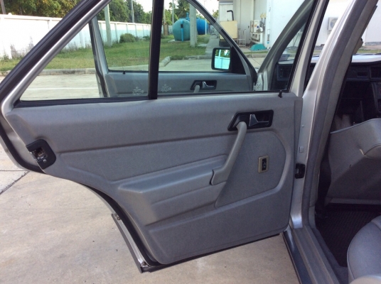 ขายรถเบนส์ 190E ปี92 เครื่องเดิม 1.8 เกียร์ออโต้ เพาเวอร์ ไฟฟ้าทั้งคัน ภายในเบาะหนังสวยสะอาด แอร์เย็น ตัวถังเดิมๆสีสวยทรงดี แม็ก8ช่อง ขอบ16" ยางใหม่ รถขับดี ช่วงล่างแน่น รถสวยพร้อมใช้ครับ