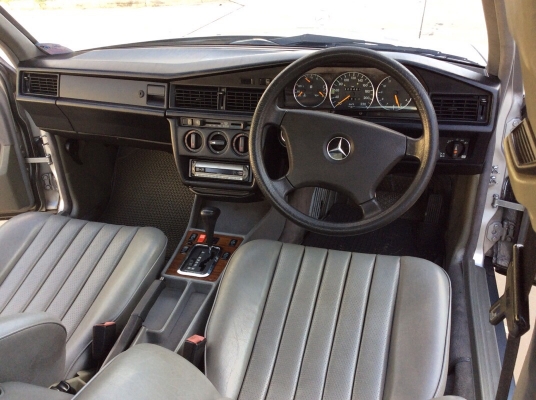 ขายรถเบนส์ 190E ปี92 เครื่องเดิม 1.8 เกียร์ออโต้ เพาเวอร์ ไฟฟ้าทั้งคัน ภายในเบาะหนังสวยสะอาด แอร์เย็น ตัวถังเดิมๆสีสวยทรงดี แม็ก8ช่อง ขอบ16" ยางใหม่ รถขับดี ช่วงล่างแน่น รถสวยพร้อมใช้ครับ