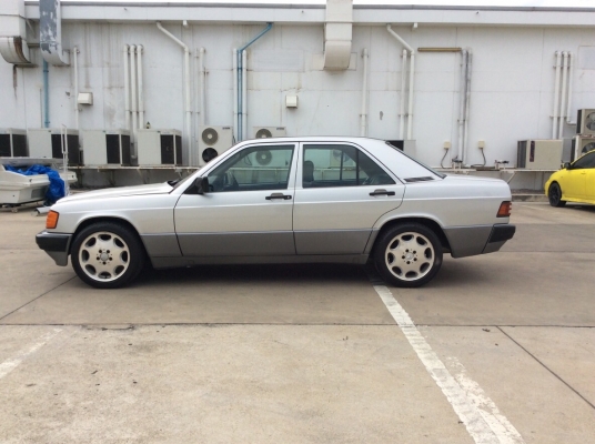 ขายรถเบนส์ 190E ปี92 เครื่องเดิม 1.8 เกียร์ออโต้ เพาเวอร์ ไฟฟ้าทั้งคัน ภายในเบาะหนังสวยสะอาด แอร์เย็น ตัวถังเดิมๆสีสวยทรงดี แม็ก8ช่อง ขอบ16" ยางใหม่ รถขับดี ช่วงล่างแน่น รถสวยพร้อมใช้ครับ