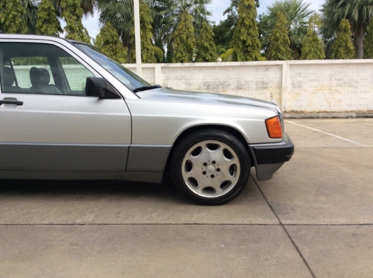 ขายรถเบนส์ 190E ปี92 เครื่องเดิม 1.8 เกียร์ออโต้ เพาเวอร์ ไฟฟ้าทั้งคัน ภายในเบาะหนังสวยสะอาด แอร์เย็น ตัวถังเดิมๆสีสวยทรงดี แม็ก8ช่อง ขอบ16" ยางใหม่ รถขับดี ช่วงล่างแน่น รถสวยพร้อมใช้ครับ