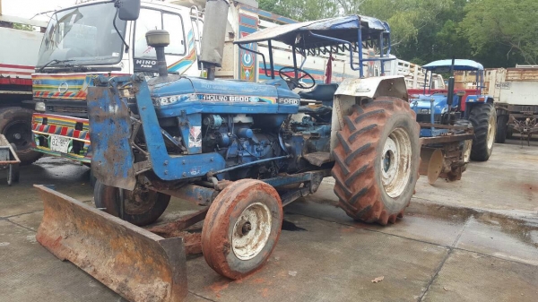 ขายรถไถฟอร์ด 6610 เครื่อง T6 เอกสารเล่มทะเบียนครบ อุปกรณ์มีผานดันหน้า และผาน 3 ราคาต่อรองได้ครับ