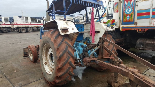 ขายรถไถฟอร์ด 6610 เครื่อง T6 เอกสารเล่มทะเบียนครบ อุปกรณ์มีผานดันหน้า และผาน 3 ราคาต่อรองได้ครับ