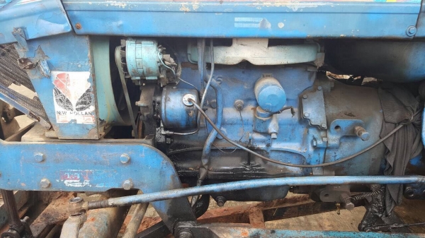 ขายรถไถฟอร์ด 6610 เครื่อง T6 เอกสารเล่มทะเบียนครบ อุปกรณ์มีผานดันหน้า และผาน 3 ราคาต่อรองได้ครับ