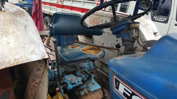 ขายรถไถฟอร์ด 6610 เครื่อง T6 เอกสารเล่มทะเบียนครบ อุปกรณ์มีผานดันหน้า และผาน 3 ราคาต่อรองได้ครับ