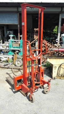 <<<<<<<< Sold Out!! >>>>>>>>สแตคเกอร์ แฮนด์ลิฟท์ TMC 1000 KG. ยกสูง 220 cm.สภาพสวยพร้อมใช้ มี 2 ตัว โทร 089-2499-123 นครปฐม