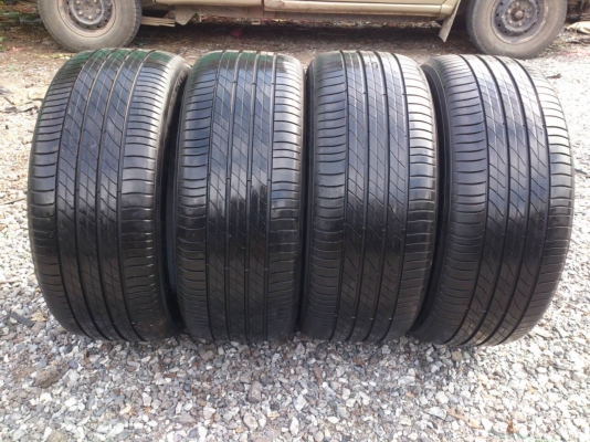 ขายยาง มิชลิน 225/50R17 ยางสัปดาห์ที่35ปี13  ดอกยางหนาเท่ากันไม่แตกลายไม่ร้าวไม่กินข้างสวยมาก จำนวน 1 ชุด 4900