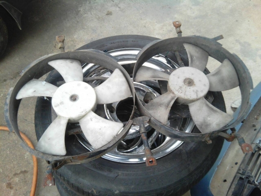 ขายพัดลมไฟฟ้าพร้อมโกร่งหน้าหม้อน้ำรถ NISSAN BLUEBIRD U12