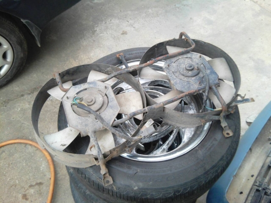 ขายพัดลมไฟฟ้าพร้อมโกร่งหน้าหม้อน้ำรถ NISSAN BLUEBIRD U12