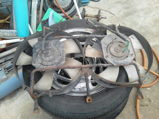 ขายพัดลมไฟฟ้าพร้อมโกร่งหน้าหม้อน้ำรถ NISSAN BLUEBIRD U12