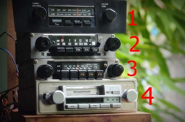 ขายวิทยุเก่า 4 ตัว  เติมเต็ม
