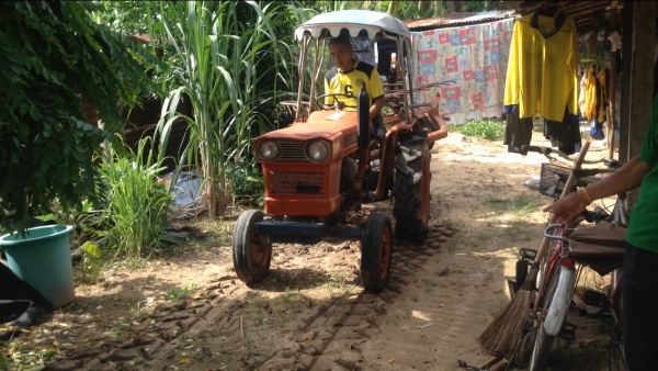 ขายรถไถ Kubota L2000 มีภาพวีดีโอ ราคา 45,000 บาท พร้อมอุปกรณ์ 3 รายการ มีผานหลัง คราด ล้อเหล็ก อุปกร