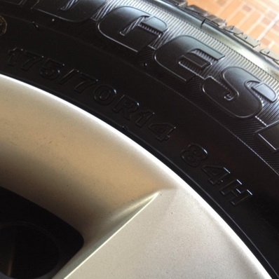 ยางชุด BRIGEDSTONE ปี 14 ใหม่ๆเพิ่งถอด ดอกเต็ม 175-70-14 ครบชุดฝาครอบ ตจว ส่งได้ครับ