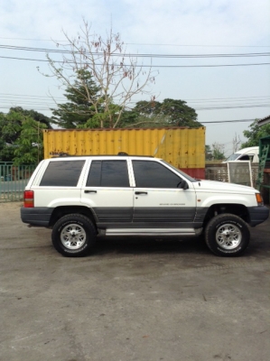 +++ ขายรถ JEEP GRAND CHEROKEE  เครื่องยนต์เบนซิน  ติดแก๊ส  เกียร์ออโตเมติค  ยกสูง  3  นิ้ว  เบาะหนัง   เครื่องดี  เกียร์ดี  ยาง BF31  สนใจ โทร. 081-659-7598  +++