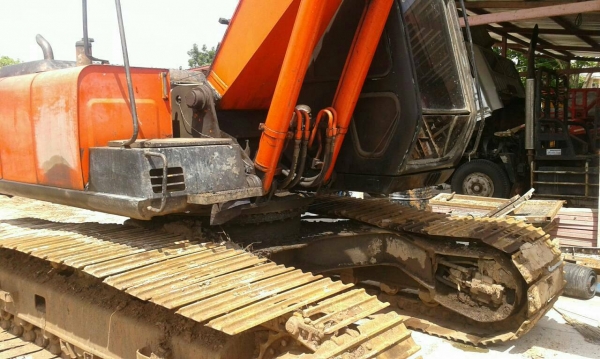 ขาย HITACHI EX200-3 สภาพสวยพร้อมใช้ ราคาต่อรองได้ ติดต่อได้ที่คุณ อ๊อฟ พิจิตร 086-737-9991