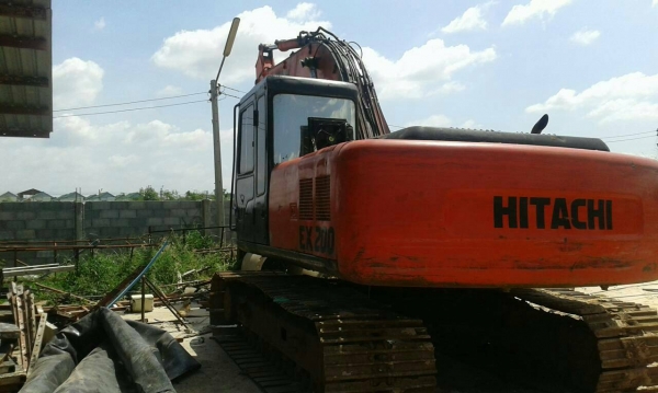 ขาย HITACHI EX200-3 สภาพสวยพร้อมใช้ ราคาต่อรองได้ ติดต่อได้ที่คุณ อ๊อฟ พิจิตร 086-737-9991