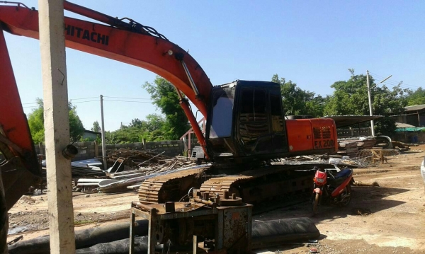 ขาย HITACHI EX200-3 สภาพสวยพร้อมใช้ ราคาต่อรองได้ ติดต่อได้ที่คุณ อ๊อฟ พิจิตร 086-737-9991