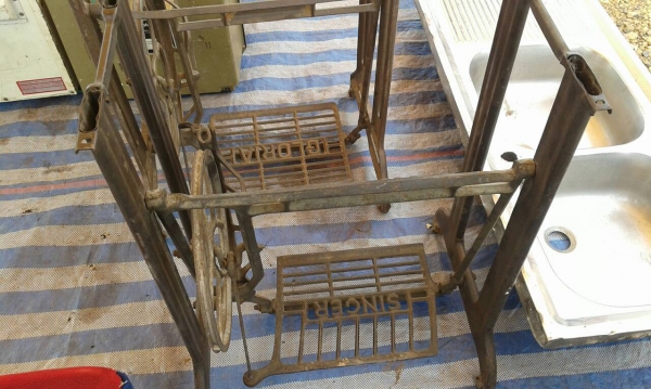 ขาจักรเหล็กหล่อเหล็กปั้มเป็นขาจักรเก่าสภาพเดิมๆไม่มีผุ ของซิงเกอร์ฟิลลิป และยี่ห้ออื่นได้ครับ มีหลายตัวครับ ราคานี้คุ้มมากครับ ขาจักรเหล็กหล่อเหล็กปั้มเป็นขาจักรเก่าสภาพเดิมๆไม่มีผุ ของซิงเกอร์ฟิลลิป และยี่ห้ออื่นได้ครับ มีหลายตัวครับ ราคานี้คุ้มมากครับ