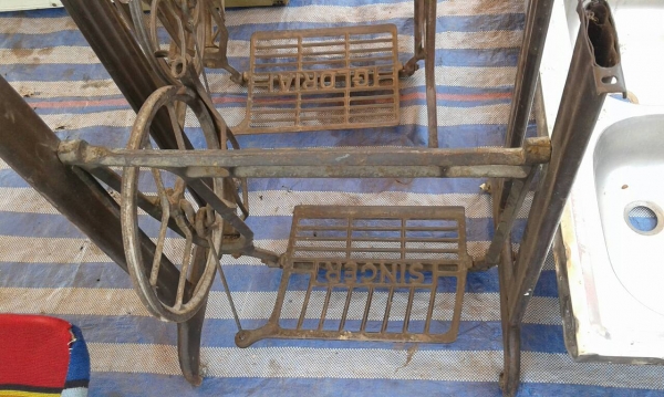 ขาจักรเหล็กหล่อเหล็กปั้มเป็นขาจักรเก่าสภาพเดิมๆไม่มีผุ ของซิงเกอร์ฟิลลิป และยี่ห้ออื่นได้ครับ มีหลายตัวครับ ราคานี้คุ้มมากครับ ขาจักรเหล็กหล่อเหล็กปั้มเป็นขาจักรเก่าสภาพเดิมๆไม่มีผุ ของซิงเกอร์ฟิลลิป และยี่ห้ออื่นได้ครับ มีหลายตัวครับ ราคานี้คุ้มมากครับ