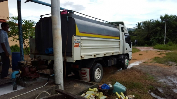 ขายหกล้อดั้มพ์ ISUZU-NQR-150HP ปี52 ขายพร้อมถังน้ำยาง มือเดียวป้ายแดงใช้น้อย ขายหกล้อดั้มพ์ ISUZU-NQR-150HP ปี52 ขายพร้อมถังน้ำยาง มือเดียวป้ายแดงใช้น้อย