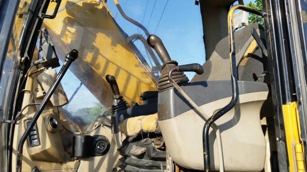 ขายด่วนรถแม็คโครCAT 320C ซีเรียสูงชั่วโม่งทำงานน้อยแอร์เย็นมาก รถนอกนำเข้ายังไม่เคยใช้งาน ในเมืองไทยเลย