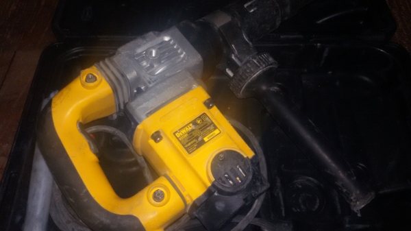 เครื่องสกัดคอนกรีต Dewalt D25580