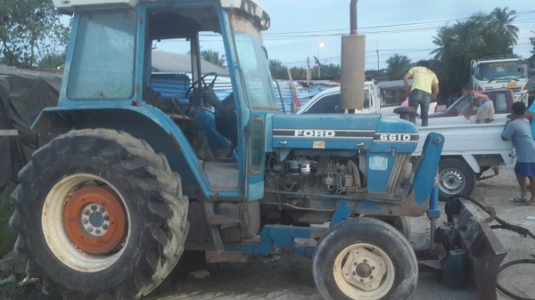 ขายรถไถ FORD 6610  เสื้อลาย อุปกรณ์ 2 อย่าง เอกสารอินวอยร์