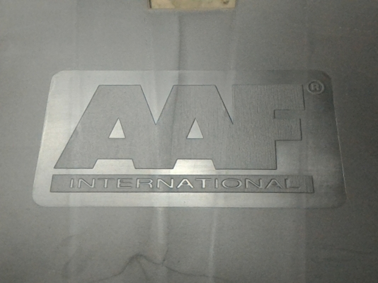 แผ่งกรองอากาศ ยี่ห้อ American Air Filter รูปแบบวางแผ่งเป็นรูป V  ใช้กรองอากาศทำห้องปลอดฝุ่นได้เลย