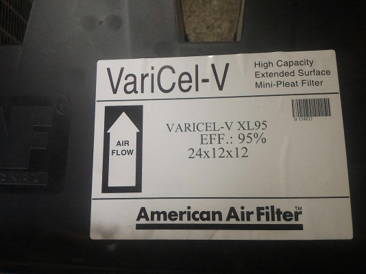 แผ่งกรองอากาศ ยี่ห้อ American Air Filter รูปแบบวางแผ่งเป็นรูป V  ใช้กรองอากาศทำห้องปลอดฝุ่นได้เลย